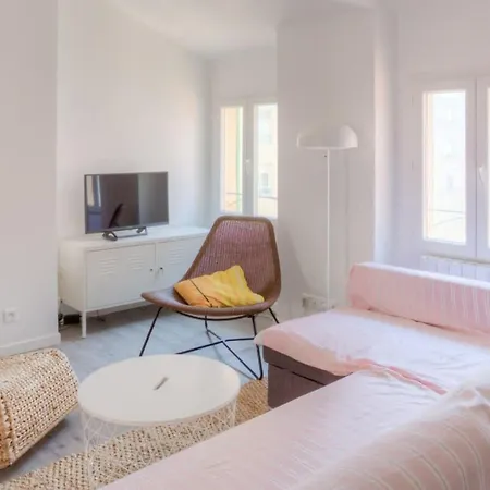1er Furnished Διαμέρισμα *