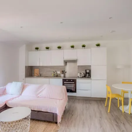 1er Furnished Διαμέρισμα